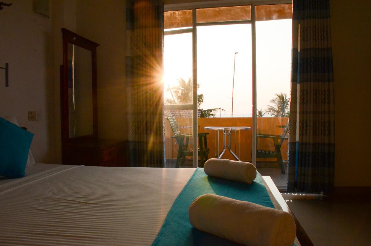Yoho Beach Glory Hotel Негомбо Екстериор снимка